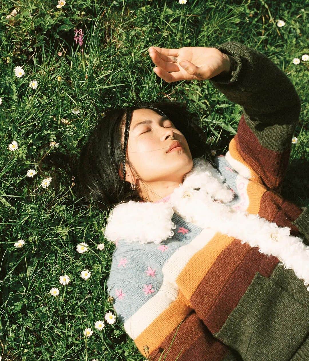 マヌーシュのインスタグラム：「High up in the mountains... 🏔️ @anhwisle wears our Ski jacket, warm & comfy 💕」