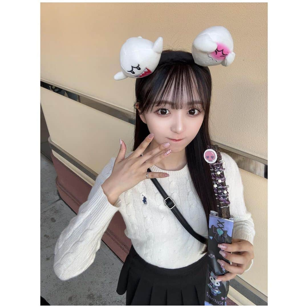 日比野芽奈さんのインスタグラム写真 - (日比野芽奈Instagram)「🎀🖤 . . . ハロウィン限定(?) クロミちゃんのチュロス〜！！🐈‍⬛ をたべるコマ撮り写真です... . . . メンカラ意識でマイメロちゃんを 食べようか悩んだんだけど、 シンプルに味でクロミちゃんに🫠 . . . お口の周りは暗くなりましたが、 とーってもおいしかった〜！！💖 . . .  #universalstudios #universalstudiosjapan #usj #universalstudio #usjコーデ #usjハロウィン#ハロウィン #halloween #ユニバーサルスタジオ #ユニバーサルスタジオジャパン #ユニバーサルスタジオジャパン #ユニバ#ユニバコーデ#ユニバフード#ユニバカチューシャ #ユニバハロウィン#ユニバコーデ #ホラーナイト #ホラナイ #ハロウィーンホラーナイト #テレサ #テレサコーデ  #モノトーンコーデ #大阪観光 #クロミ #クロミちゃん #マイメロ #マイメロディ」12月3日 19時05分 - hibino_meina