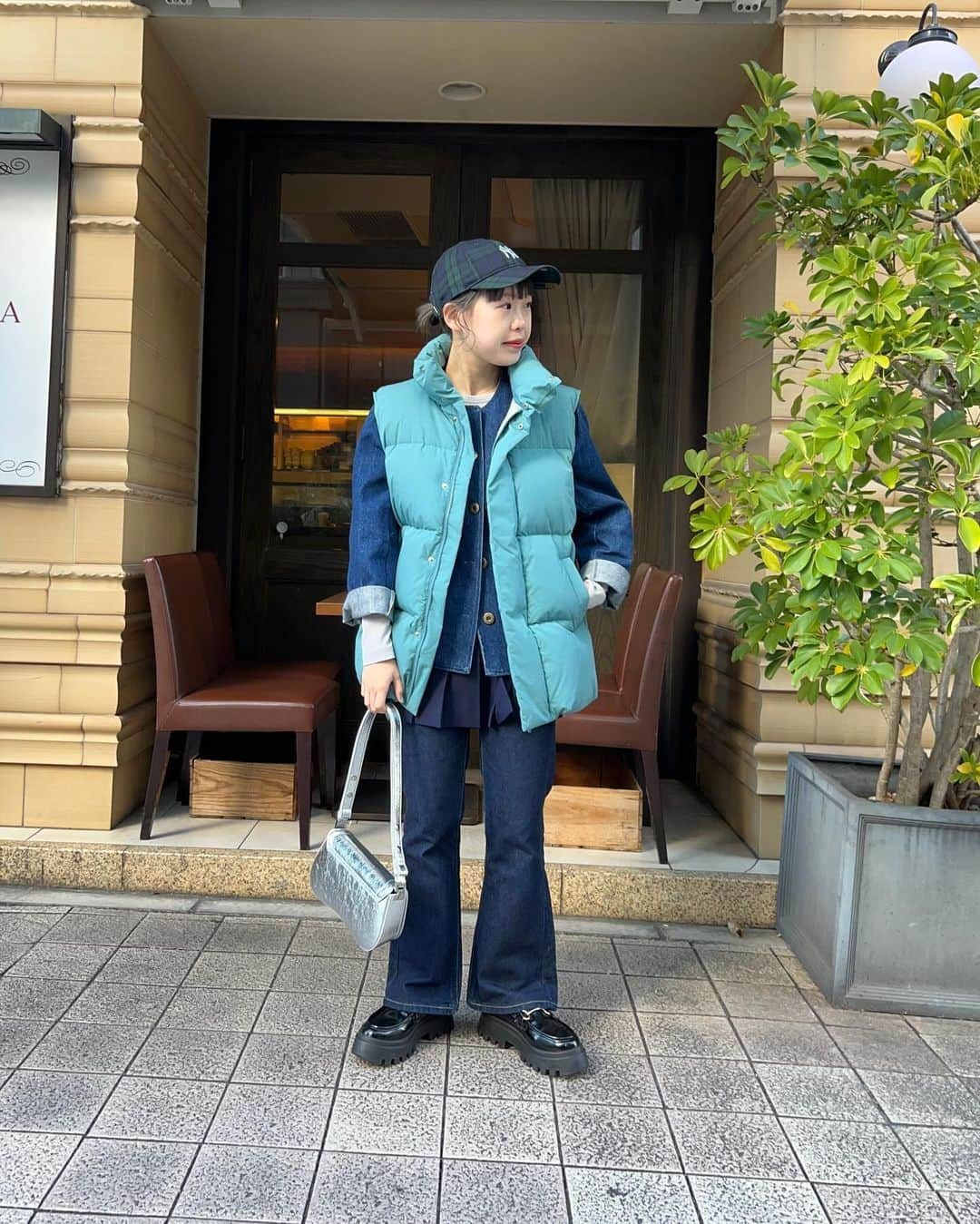 ビームス神戸さんのインスタグラム写真 - (ビームス神戸Instagram)「. ❤︎ 【スタッフのリアル出勤服】❤︎  👖スタッフ南原👖  ドレスコードがデニムだったのでデニム×デニムでスタイリング！ ジャケットはパリ🇫🇷の古着屋で購入した思い出のある服です！ なにか物足りなかったのでプリーツのミニスカートをレイヤードしたら わ〜〜〜大満足のスタイリングになりました( ᴖ_ᴖ )‎🩷 帽子のブラックウォッチもポイントです✨️  byスタッフ 南原  ───────────────── 🔎商品の問い合わせ🔍は、 電話 or DM でも承っております。 ⚠️営業時間中での返答となりますので、 お時間がかかる可能性がございます。 予めご了承下さいませ。  オンラインショップの商品ページより、 《ネット取り置き・取り寄せ》が可能です！ お気軽にお申し込み下さいませ🌵🌵🌵  @beams_kobe   ☎️078-335-2720 #beams#bprbeams#beamsplus#beamsboy#raybeams#kodomo#beamst#instafashion#instagood#outfit#outfitoftheday#fashion#ootd#beamskobe#kobe#japan #レイビームス#ビームスボーイ」12月3日 19時05分 - beams_kobe