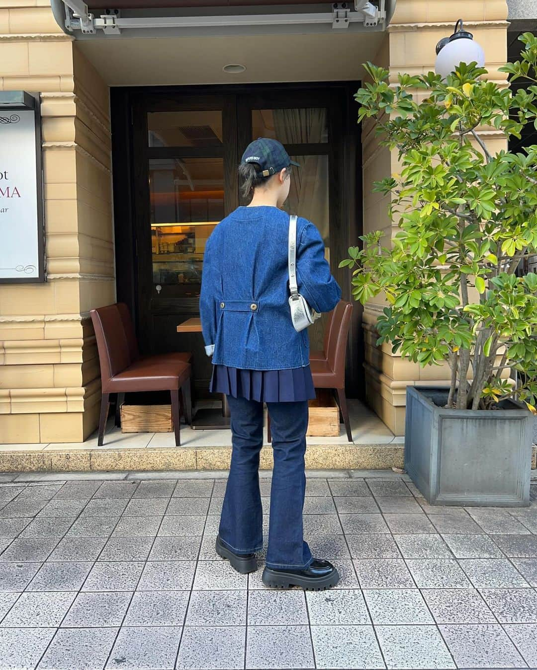 ビームス神戸さんのインスタグラム写真 - (ビームス神戸Instagram)「. ❤︎ 【スタッフのリアル出勤服】❤︎  👖スタッフ南原👖  ドレスコードがデニムだったのでデニム×デニムでスタイリング！ ジャケットはパリ🇫🇷の古着屋で購入した思い出のある服です！ なにか物足りなかったのでプリーツのミニスカートをレイヤードしたら わ〜〜〜大満足のスタイリングになりました( ᴖ_ᴖ )‎🩷 帽子のブラックウォッチもポイントです✨️  byスタッフ 南原  ───────────────── 🔎商品の問い合わせ🔍は、 電話 or DM でも承っております。 ⚠️営業時間中での返答となりますので、 お時間がかかる可能性がございます。 予めご了承下さいませ。  オンラインショップの商品ページより、 《ネット取り置き・取り寄せ》が可能です！ お気軽にお申し込み下さいませ🌵🌵🌵  @beams_kobe   ☎️078-335-2720 #beams#bprbeams#beamsplus#beamsboy#raybeams#kodomo#beamst#instafashion#instagood#outfit#outfitoftheday#fashion#ootd#beamskobe#kobe#japan #レイビームス#ビームスボーイ」12月3日 19時05分 - beams_kobe