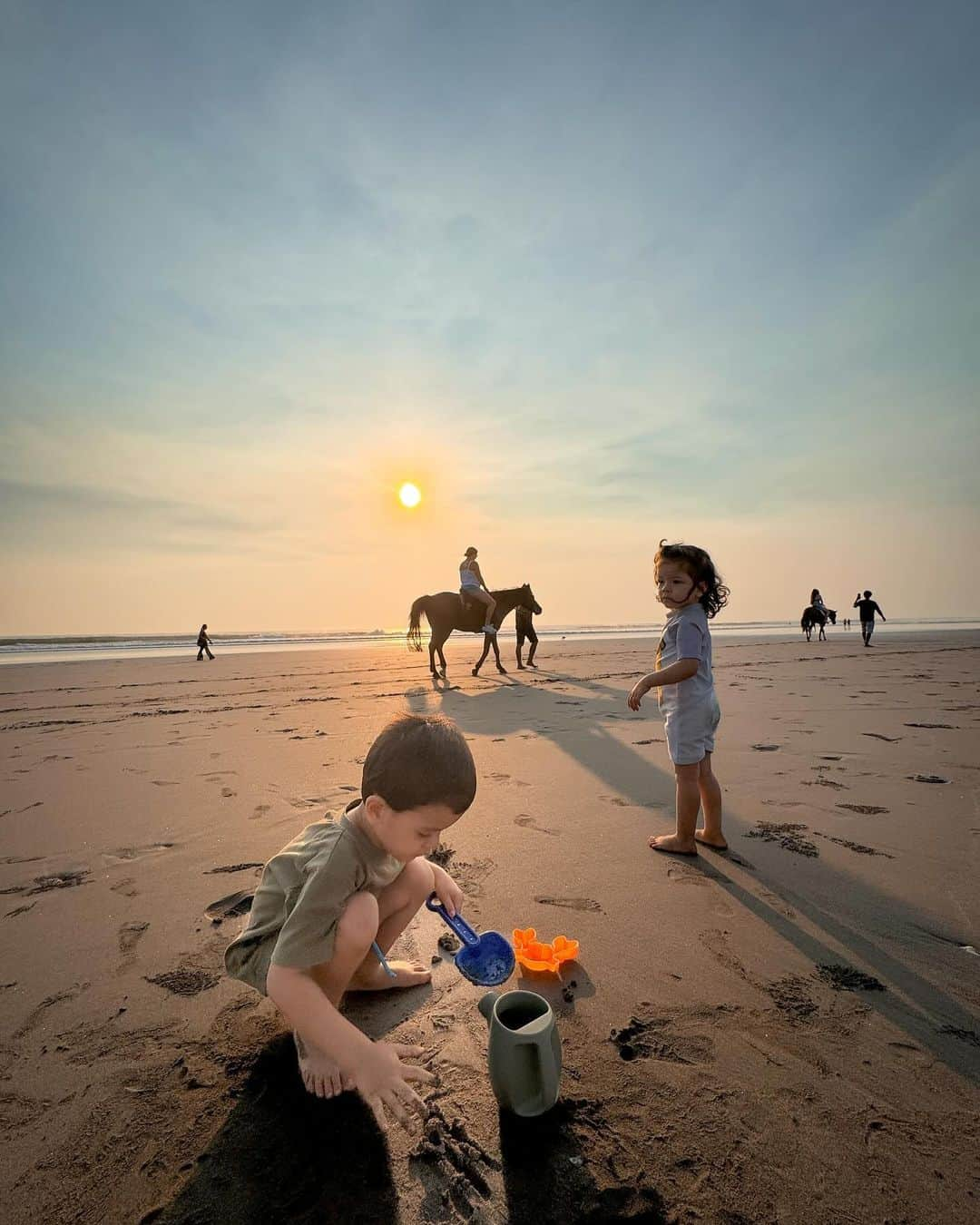 Kimberly Ryderさんのインスタグラム写真 - (Kimberly RyderInstagram)「Beach fun at @grandseminyak 🥰🥰  #corememories on the last slide!」12月3日 19時06分 - kimbrlyryder