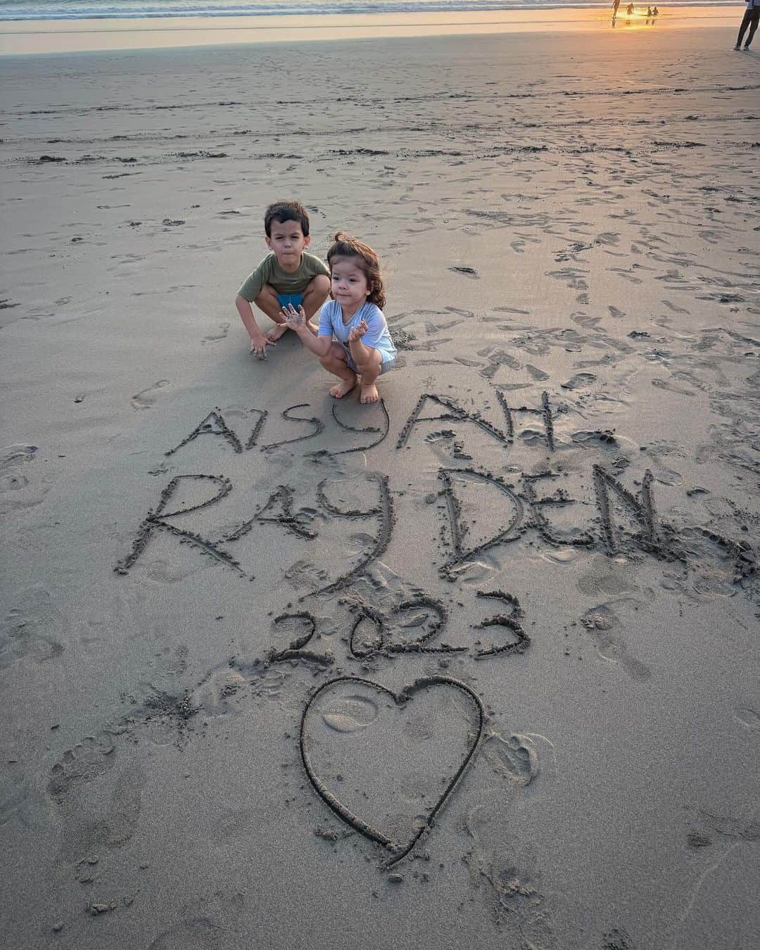 Kimberly Ryderさんのインスタグラム写真 - (Kimberly RyderInstagram)「Beach fun at @grandseminyak 🥰🥰  #corememories on the last slide!」12月3日 19時06分 - kimbrlyryder