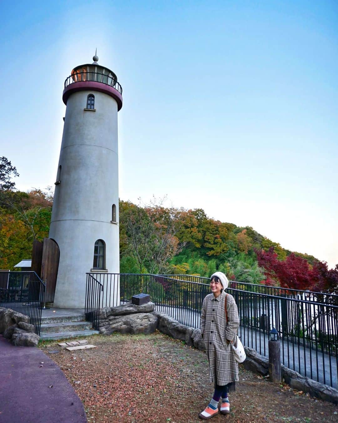 芳美リンさんのインスタグラム写真 - (芳美リンInstagram)「帽子がコーデの主役です♡  ikhtiart /イフティアート  旅人感を演出する、オーバーサイズのチェックコートと合わせました。  ムーミンバレーパークの世界観にマッチするようにコーデ✨  黄色のカラーも気に入りました♡ 見た目以上に暖かくてビックリ！ 真冬でも活躍しそう👏  #ikhtiart/ #イフティアート#帽子工房  @ikhtiart_topi #旅コーデ#アウトドアコーデ#ムーミンバレーパーク#トーベヤンソン」12月3日 19時06分 - lynn.lynn5