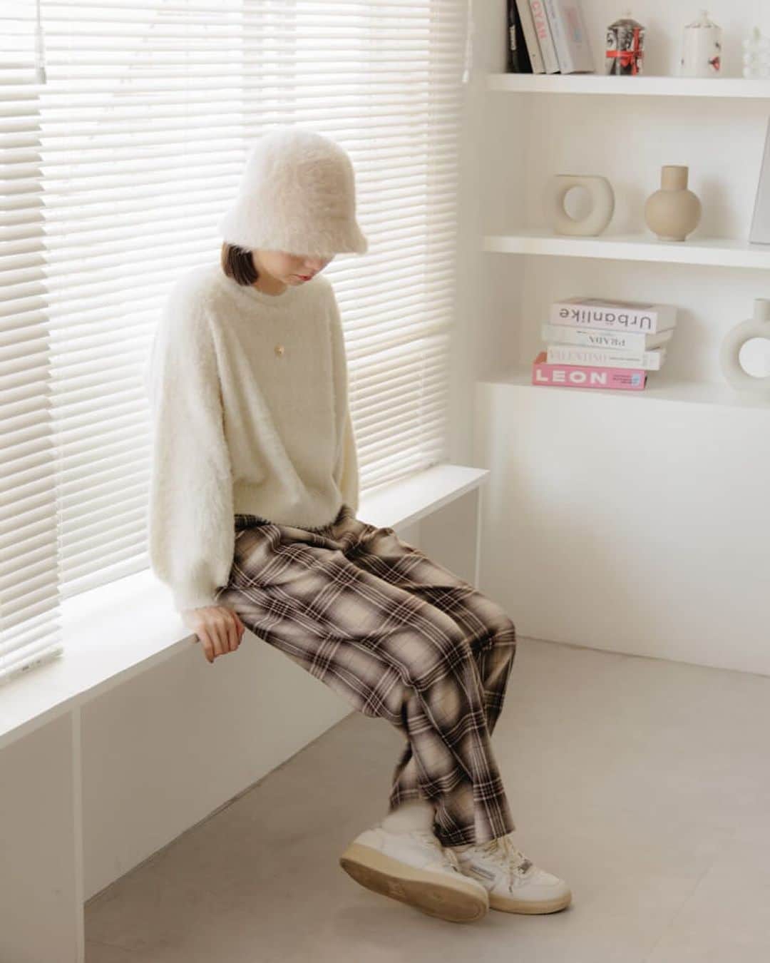 flower OFFICIAL WEB STOREさんのインスタグラム写真 - (flower OFFICIAL WEB STOREInstagram)「winter look❤️🌟🏭💭💭  new❕ 🏷️ powdery check pants (brown, gray)  🏷️classic turtle knit2 (ivory,gray,red)」12月3日 19時16分 - flower_web