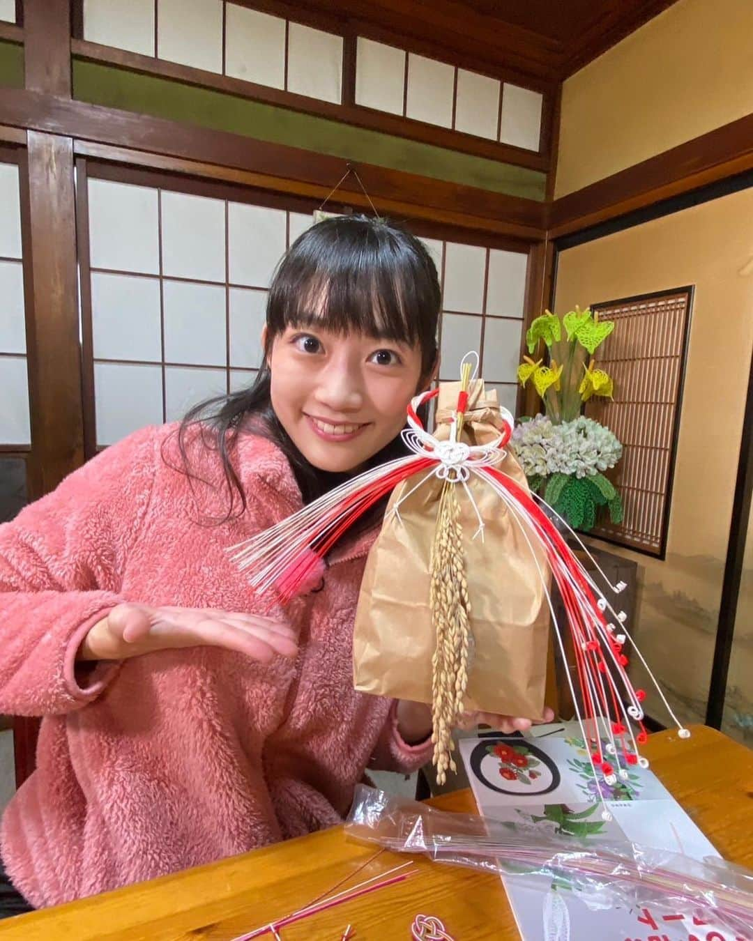 松本亜美のインスタグラム：「明日の自然派🌱 田んぼにコイしてです🌾  お正月飾り作りにチャレンジです！ 水引の飾りは繊細な作業の繰り返しでしたが、丁寧に教えていただき、可愛いものが出来上がりました✨  自然派らしく、育てた稲穂も活用しての飾りです♬ 今年も育てたお米を番組ご覧の皆さんにも食べてほしい！という思いで、プレゼント企画もありますので、詳しくは明日の放送をご覧ください👀  #teny #テレビ新潟  #夕方ワイド新潟一番  #自然派 #田んぼにコイして  #水引 #水引細工 #アレンジ #正月飾り  #新米プレゼント #お楽しみに  #アナウンサー  #松本亜美」