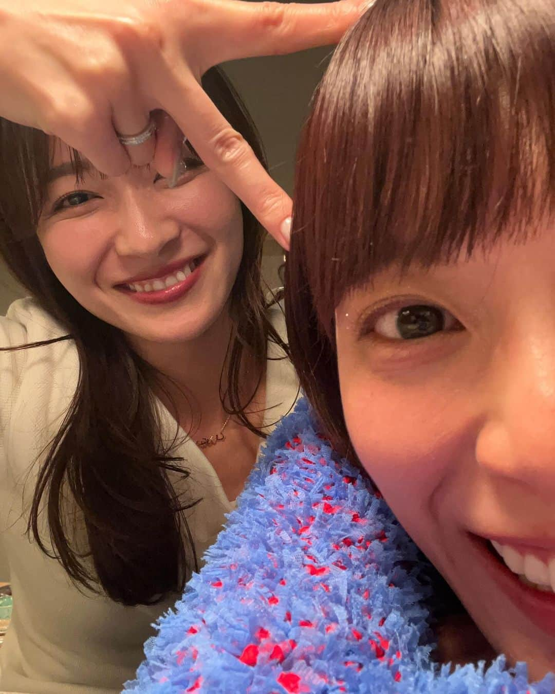 山本里菜さんのインスタグラム写真 - (山本里菜Instagram)「. 大好きつむちゃんに会いたくなって あそぼって誘った日❤️  美味しすぎるお店に感動して お酒飲んで楽しくなって ノリでプリクラ撮った😚✨  今のプリクラってこんなに目デカくなるの？！ 大丈夫？これ🤣💦 でも記念になったし楽しかったから いい思い出🤪🤍  年内にまた会えるといいな🦭♡ らぶゆー！！！  #三谷紬 #女子会　#プリクラ　#衝撃」12月3日 19時09分 - rinayamamoto_0622