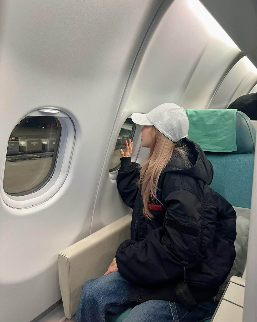 ダラ さんのインスタグラム写真 - (ダラ Instagram)「출장끝내고 집에가던길~✈️ 요즘엔 비행공포증 많이 극복해서 잠도 잘자고 기내식도 잘 먹고 영화도 보고 하늘구경도 한다😄🥹👍 이제 비행을 좀 즐겨볼까보다~!!! 즐기자~!!!」12月3日 19時10分 - daraxxi