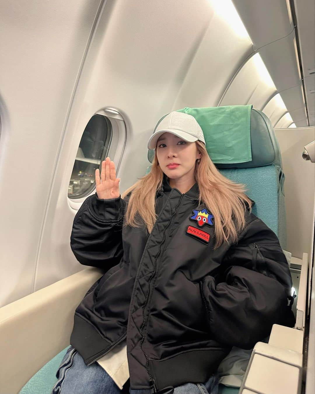 ダラ さんのインスタグラム写真 - (ダラ Instagram)「출장끝내고 집에가던길~✈️ 요즘엔 비행공포증 많이 극복해서 잠도 잘자고 기내식도 잘 먹고 영화도 보고 하늘구경도 한다😄🥹👍 이제 비행을 좀 즐겨볼까보다~!!! 즐기자~!!!」12月3日 19時10分 - daraxxi