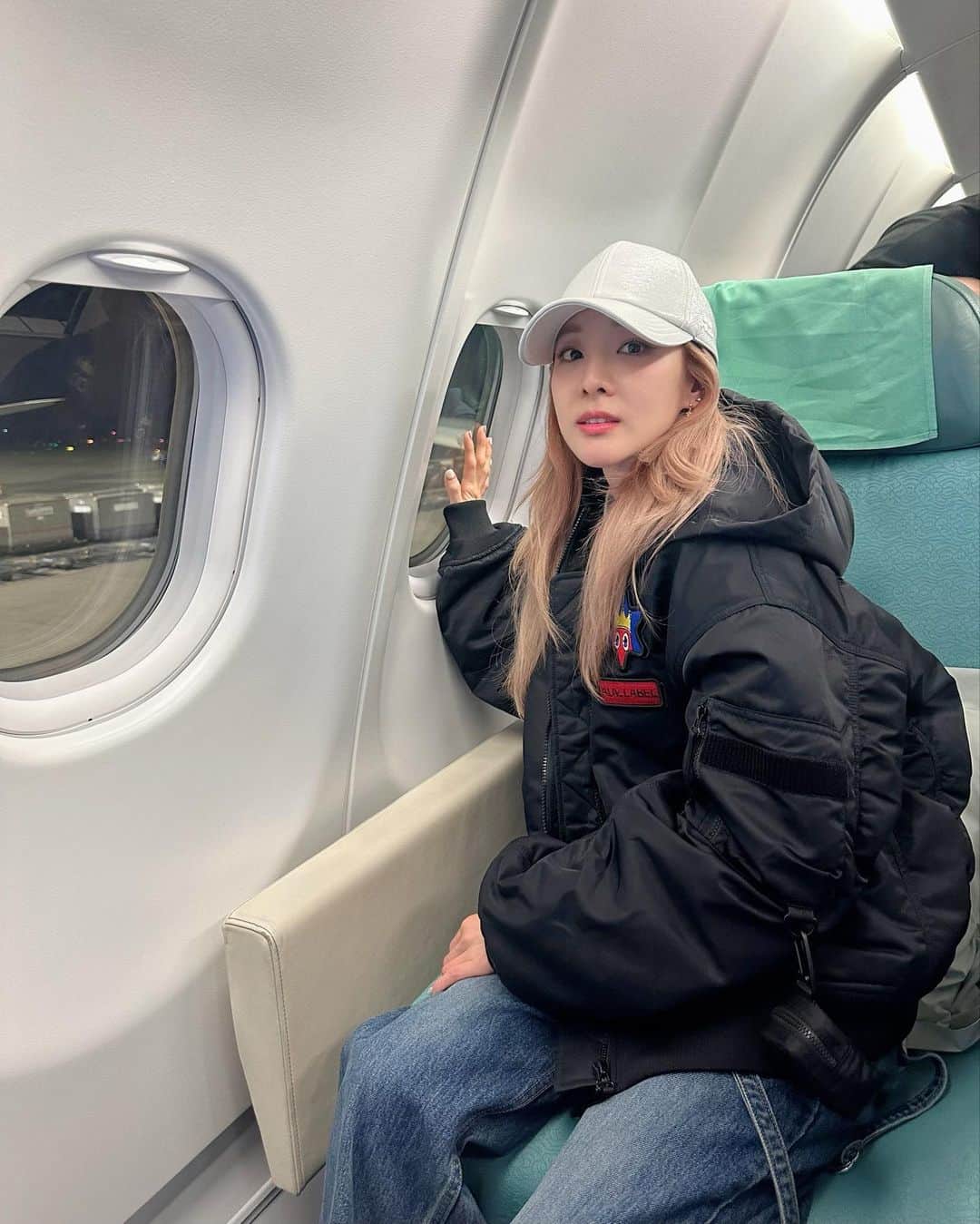 ダラ さんのインスタグラム写真 - (ダラ Instagram)「출장끝내고 집에가던길~✈️ 요즘엔 비행공포증 많이 극복해서 잠도 잘자고 기내식도 잘 먹고 영화도 보고 하늘구경도 한다😄🥹👍 이제 비행을 좀 즐겨볼까보다~!!! 즐기자~!!!」12月3日 19時10分 - daraxxi