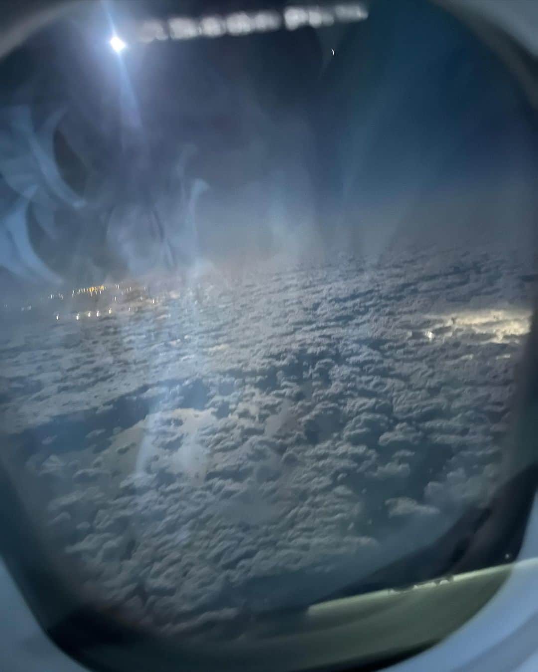 ダラ さんのインスタグラム写真 - (ダラ Instagram)「출장끝내고 집에가던길~✈️ 요즘엔 비행공포증 많이 극복해서 잠도 잘자고 기내식도 잘 먹고 영화도 보고 하늘구경도 한다😄🥹👍 이제 비행을 좀 즐겨볼까보다~!!! 즐기자~!!!」12月3日 19時10分 - daraxxi