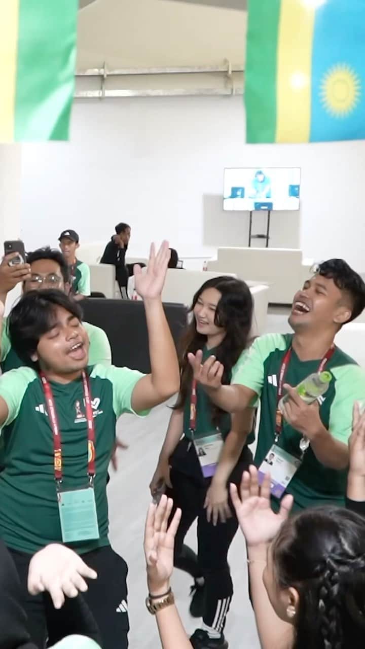 エリック・トヒルのインスタグラム：「Para volunteer memang jarang tersorot kamera utama di Piala Dunia U-17. Namun peran mereka sebenarnya begitu penting di balik kesuksesan event dunia ini.   Waris, satu dari 1.000 orang yang terpilih menjadi volunteer, dari total sekitar 109.000 pelamar. Ia rela menempuh perjalanan jauh dari Makassar menggunakan kapal laut untuk menjadi volunteer di Solo. Para volunteer rela menghabiskan waktu dan tenaganya demi menyukseskan Piala Dunia.   Bagi mereka, pengalaman dan mendapat network yang luas, jauh lebih penting daripada keuntungan materi.   Terima kasih teman-teman volunteer untuk kerja kerasnya. Kalian sudah bagian dari sejarah Piala Dunia pertama di Indonesia.」