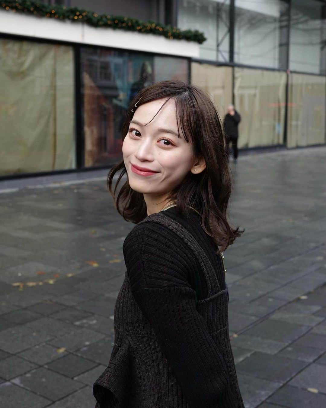 由布菜月のインスタグラム：「. オールブラックの日🖤前髪アレンジしてみた！ オランダ戻ってきて一番好きなポテト屋さんに行ってきたけど美味しかった🥹 .」