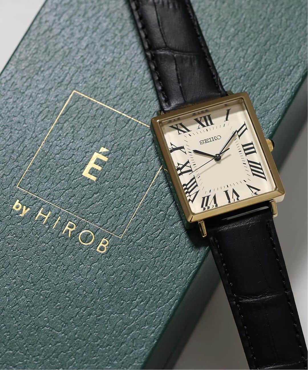 HIROBさんのインスタグラム写真 - (HIROBInstagram)「EDIFICE × HIROB Exclusive Watch  EDIFICE特別仕様として、アンティークウォッチを熟知した「HIROB」監修によるスペシャルな別注モデルが誕生。 アイボリーカラーの文字盤にローマンインデックスを組み合わせたヴィンテージ調デザインに加え、ゴールドカラーのケースがクラシカルな手元を演出。 縁が控えめでエレガントなスクエアデザインがシャープな雰囲気をプラスします。  ●お届け予定：12月下旬 ●限定数量に達し次第、締め切りとなります ※12月下旬　店舗+オンライン通常販売開始予定  no.22130890003230  #baycrews #edifice #hirob #seiko  @baycrews」12月3日 19時13分 - hirob.jp