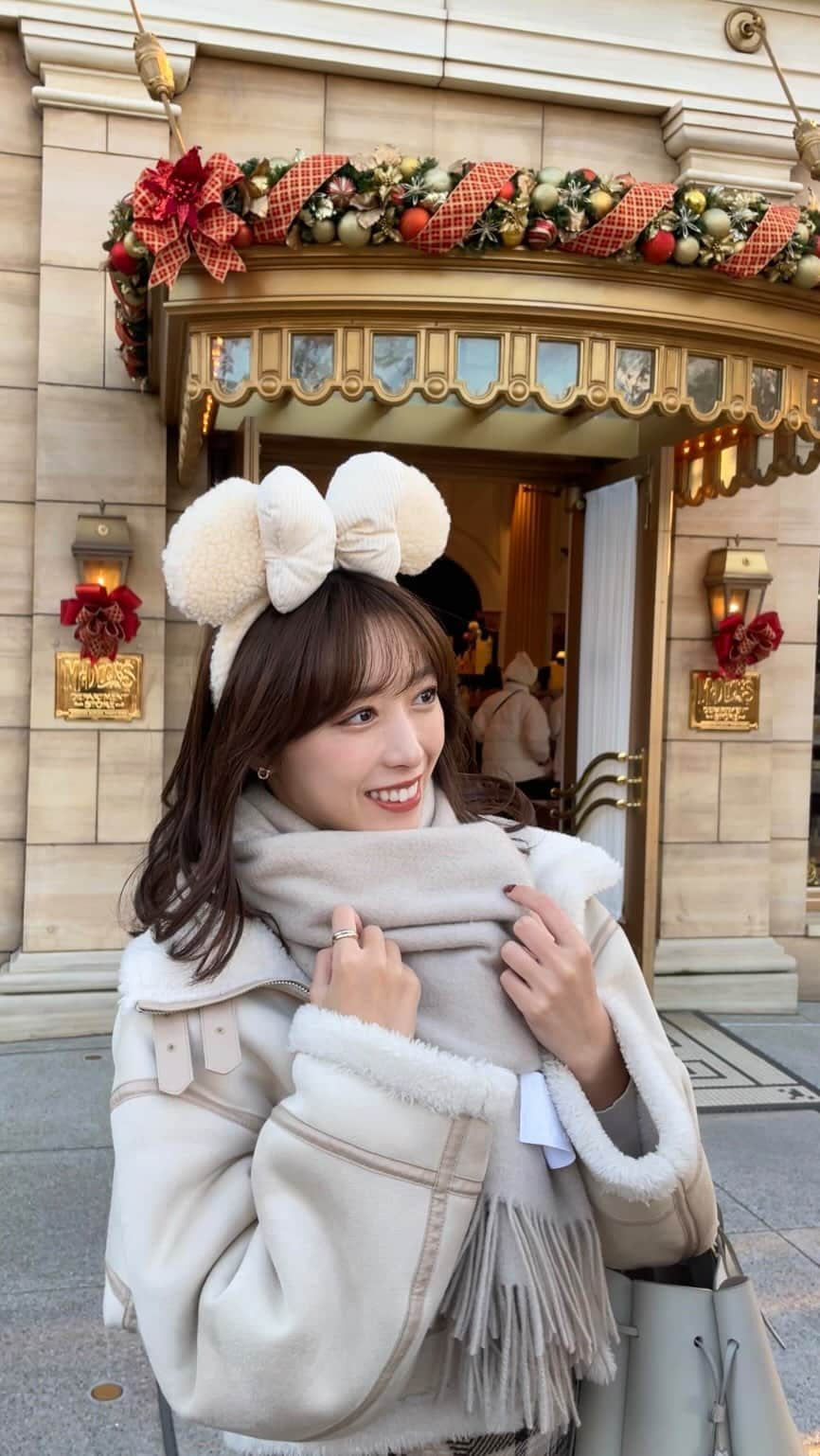 依田奈波のインスタグラム：「🎄🤍  中高の仲良し達と クリスマスディズニー❤︎  パーク全体がクリスマスムードに包まれていて この時期のディズニーはやっぱり特別🥰  #ディズニーシー #クリスマスディズニー #クリスマスディズニー #ディズニーコーデ #ディズニーコーデ冬 #ベージュコーデ」