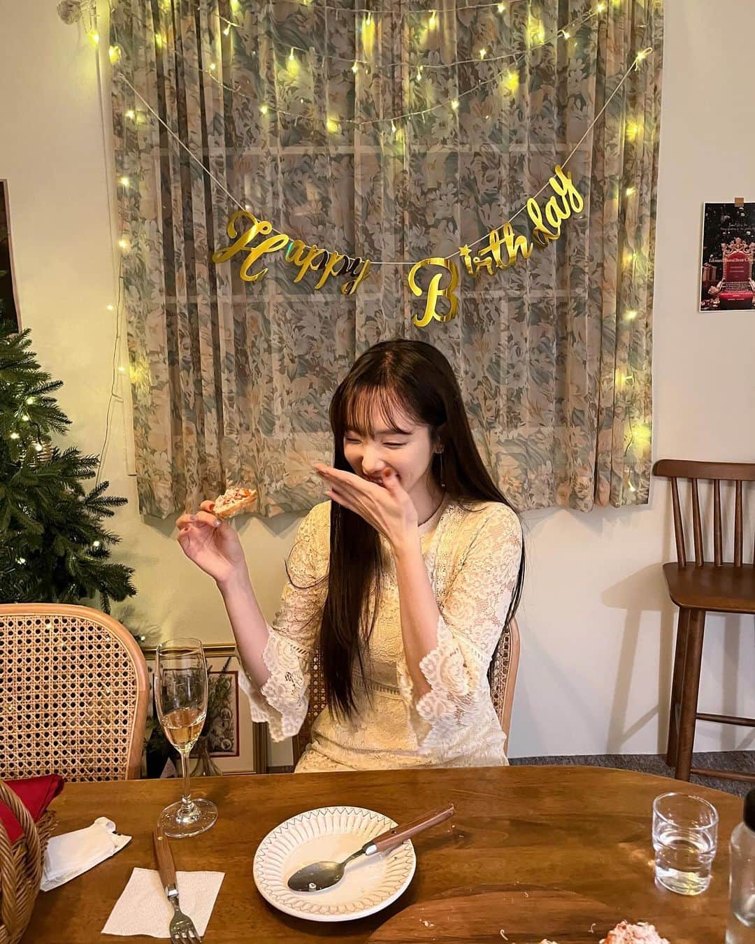 ミンヒ さんのインスタグラム写真 - (ミンヒ Instagram)「#애프터눈클럽  크리스마스 즐기러 꼭 가고 싶었던 곳 중 하나❤️ 어렵게 예약해서 다녀옴🎄 너무 예쁘고 맛있고 매우 만족스러웠음 :)  (생일 아닙니당,,🙄)」12月3日 19時16分 - juminhee