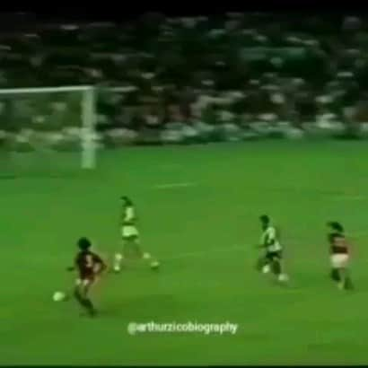 ジーコのインスタグラム：「Há 45 anos O Flamengo conquistava o campeonato carioca de 1978, num jogo emocionante contra o Vasco. O Vasco jogava pelo empate e segurava o placar de 0 a 0 até  os 40 minutos do segundo tempo, até que veio um lance em que Júnior alçou na área do Vasco e o lateral do Vasco colocou a bola para escanteio. Aí deu no que deu, e o que ficou marcado para sempre na história. O Galinho bateu o escanteio com precisão e o Rondinelli entrou na área como um foguete e subiu nas alturas, cabeceando forte e colocando a bola no fundo da rede do goleiro Leão.   Uma conquista que abriu o caminho para muitas que vieram na sequência.  11ª Rodada - 03/12/1978 - Flamengo 1 x 0 Vasco Local: Maracanã (Público: 120.433 espectadores) Gol: Rondinelli (41'2T) Fla: Cantareli, Toninho Baiano, Manguito, Rondinelli e Júnior; Carpegiani, Adílio e Zico; Marcinho, Cléber (Eli Carlos) e Tita (Alberto Leguelé). Téc: Cláudio Coutinho Vasco: Leão, Orlando, Abel Braga, Gaúcho e Marco Antônio; Helinho, Guina e Paulo Roberto; Wilsinho (Paulo César), Roberto Dinamite e Ramón (Paulinho). Téc: Orlando Fantoni.」