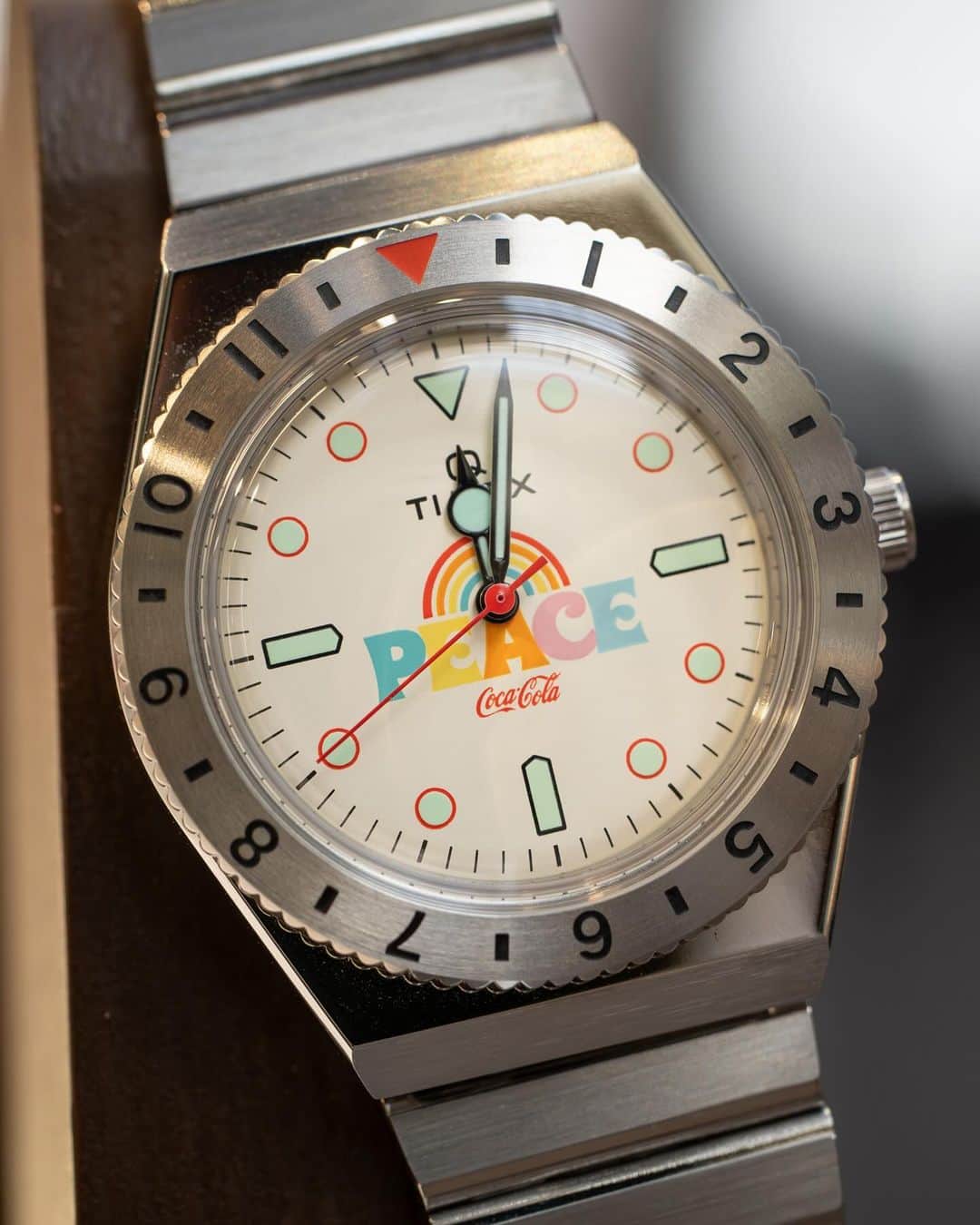 時計倉庫TOKIA 公式アカウントさんのインスタグラム写真 - (時計倉庫TOKIA 公式アカウントInstagram)「⌚️ 【商品紹介】 TIMEX 品番: TW2V25800  今回はTIMEXのお時計をご紹介します！ 1971年に放映されたコカ・コーラのCM公開50周年を記念しTIMEXとコラボしたアイテムです。 1979年にTIMEXが発売した人気シリーズのQ TIMEXの復刻版をベースに70年代らしいポップでキュートなデザインが楽しい魅力的な1本です。  大きさや実際の色味など、ぜひ店頭でお試しください！スタッフ一同、心よりお待ちしております🙇‍♀️  ……………………………………………………….................  ☟オンラインショップはプロフィールURLから☟ @tokia_official  ……………………………………………………….................  #時計倉庫 #時計倉庫tokia #腕時計 #watch #手表 #腕元倶楽部 #腕時計好きな人と繋がりたい #timex #timexwatch #タイメックス #コラコーラ」12月8日 18時00分 - tokia_official