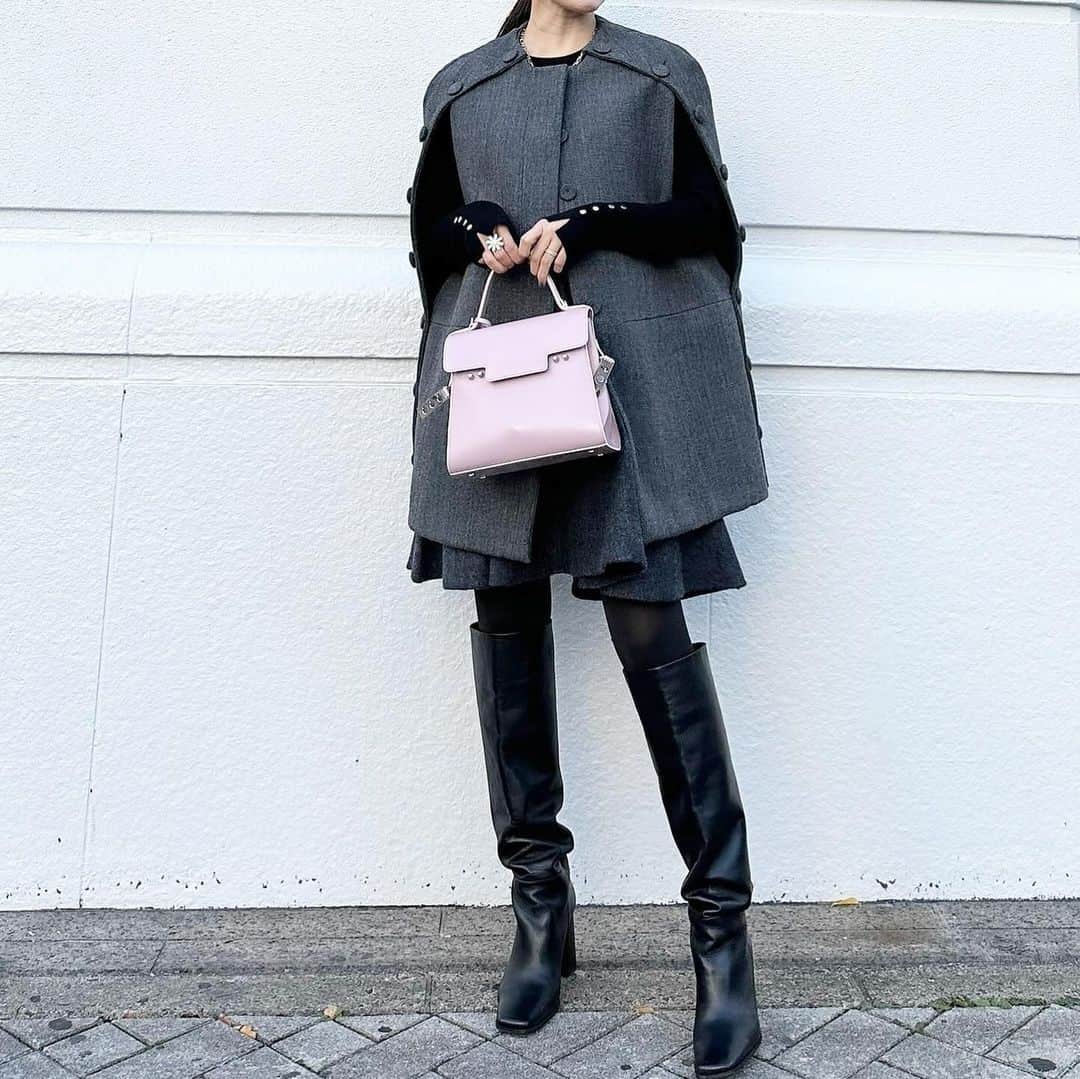 kyoco_ococのインスタグラム：「またまたgrayコーデ🦭🩶  久しぶりにダウンヘアにしたけど なんだか落ち着かなくて結局最後はまとめちゃう😂  落ち着くスタイルってみんなあるよね🥸  outer @jilsander  tops /boots @zara skirt @obli_official  bag @delvaux」