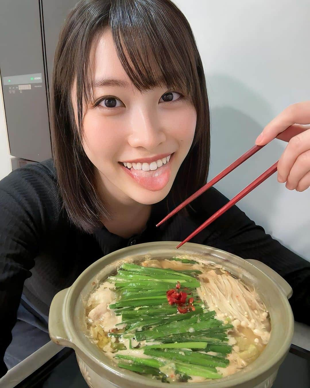 春原未来さんのインスタグラム写真 - (春原未来Instagram)「今日の晩ごはんは,もつ鍋😝💛  PR @kurohanabi.9687 北海道のもつ鍋居酒屋『黒花火』さんから冷凍でお取り寄せ！  2種類の味噌と5種類の練りごまをブレンドしたオリジナルのこってり味噌スープ。甘みとコクを感じるスープで,にんにく感じられて良き🧄✨️  昆布,アゴ(トビウオ),煮干しの出汁も入ってるよ！🙆🏻‍♀️  2回分入ってて今日は1袋(もつ200g)使ってみたんだけど,ボリュームたっぷりすぎた🤣  キャベツ4分の1個,ニラ1束,えのき1袋,湯葉豆腐1個って材料入れすぎ？！  みんなで鍋パしたくなるね🤭 なに鍋が好き？？！  #黒花火本店 #黒花火 #通販もつ鍋 #通販鍋 #お取り寄せもつ鍋 #お取り寄せ鍋 #お取り寄せグルメ #北海道居酒屋 #冬は鍋 #野菜たっぷりレシピ #自炊ダイエット #禁酒中 #あったかごはん #舌出し #tongueoutsunday」12月3日 19時22分 - sunohara_miki