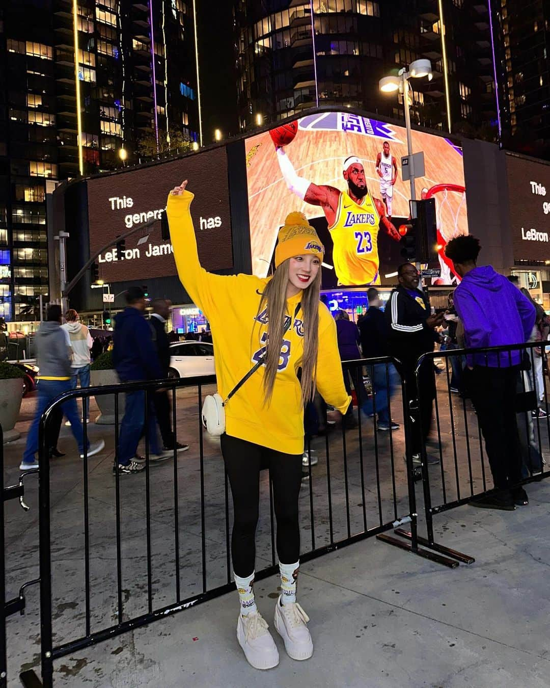 ウギさんのインスタグラム写真 - (ウギInstagram)「Today was really my lucky day!! Thank you for all the players that showed us such an amazing game!! Being a super fan of KingJames for more than 10years,watching him play in game in person has always  been my dream.And!!! Today is really a dream come true 😭 Thank you for inspiring me through out my career.I will step up my game too! Let’s go lakers!!  And …. Taco Tuesday!!!! 😛  @lakers  @kingjames」12月3日 19時23分 - yuqisong.923