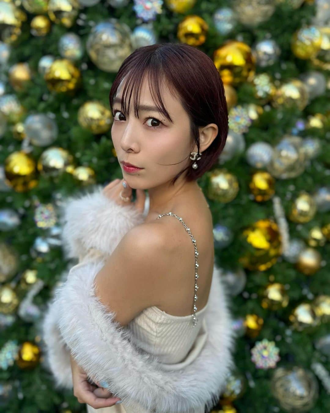 桑原茉萌さんのインスタグラム写真 - (桑原茉萌Instagram)「街はクリスマス一色🎄❤️💚🎁 色んな景色が広がってるから歩くのも楽しい🎶  12月の色々な予定合わせて気合を入れて 髪も染めたし、まつ毛も可愛くしたから 今最強な自分✌️❣️❣️❣️  最近の美容情報はこちら✨ 髪の毛(カラー) @ms.charm_gaienmae  シンディショート(カット) @tatsuma23  まつ毛(パリジェンヌ上下) @miho_matsuge  ネイル @haacnails  フェムケア @femuse__akasaka   可愛いって沢山褒めてもらえた洋服は @select_coco8 ❄️  #クリスマス #クリスマスコーデ #クリスマスデート #christmas #xmas #美容情報 #パリジェンヌ #ヘアカラー #赤髪 #fyp #シンディショート #ショートカット #ショートカット女子 #フェムケア #ネイル #ジェルネイル」12月3日 19時33分 - cindystory__