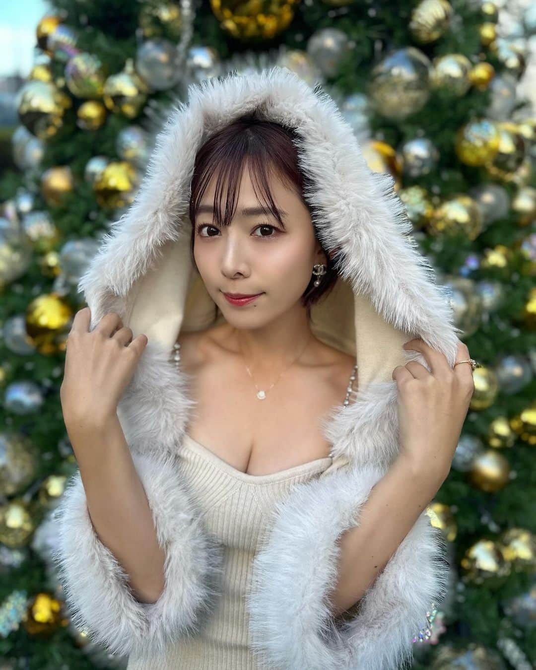 桑原茉萌のインスタグラム：「街はクリスマス一色🎄❤️💚🎁 色んな景色が広がってるから歩くのも楽しい🎶  12月の色々な予定合わせて気合を入れて 髪も染めたし、まつ毛も可愛くしたから 今最強な自分✌️❣️❣️❣️  最近の美容情報はこちら✨ 髪の毛(カラー) @ms.charm_gaienmae  シンディショート(カット) @tatsuma23  まつ毛(パリジェンヌ上下) @miho_matsuge  ネイル @haacnails  フェムケア @femuse__akasaka   可愛いって沢山褒めてもらえた洋服は @select_coco8 ❄️  #クリスマス #クリスマスコーデ #クリスマスデート #christmas #xmas #美容情報 #パリジェンヌ #ヘアカラー #赤髪 #fyp #シンディショート #ショートカット #ショートカット女子 #フェムケア #ネイル #ジェルネイル」