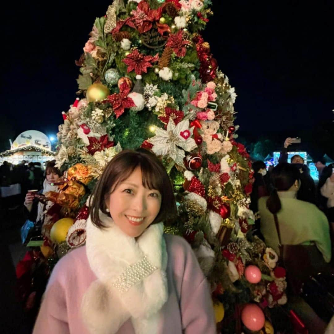 小尾渚沙さんのインスタグラム写真 - (小尾渚沙Instagram)「あっという間に12月ですね🎄✨  明治神宮外苑で行われている、#東京クリスマスマーケット に行ってきました❤️🎄  どこを見てもキラキラしていて、少し早めのクリスマス気分を味わえましたよ〜🎅🎄🩷  「ひ〜寒い〜」と言いながら飲むビールも美味しかった🤭❤️🍺笑 . . . @tokyochristmas  #スワイプしてね 👉 #クリスマスマーケット  #小尾ールタイム #ビール大好き #ビール女子 #今年は明治神宮外苑でクリスマスマーケット #クリスマス  #東京クリスマスマーケット2023  #明治神宮外苑 #クリスマスピラミッド #クリスマスツリー  #クリスマスデート #デートコーデ #デートスポット #フリーアナウンサー #小尾渚沙」12月3日 19時33分 - obi_nagisa