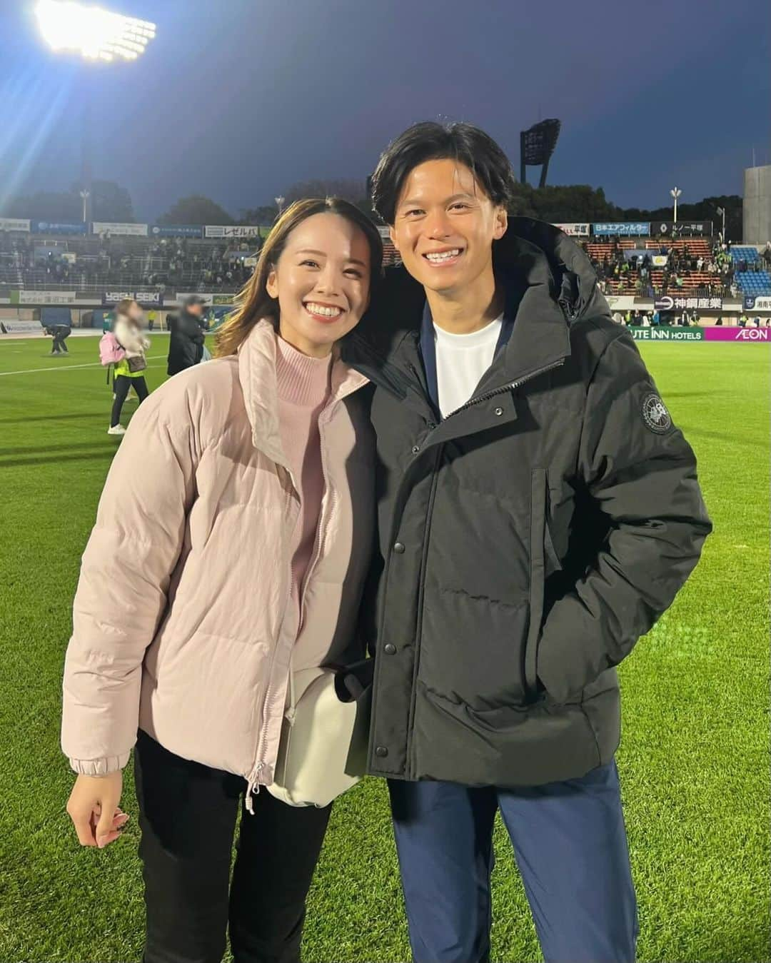 黒田真友香のインスタグラム：「今シーズンもお疲れ様でした⚽️  試合後初めてピッチ内に入れてもらいました🥺✨  康介くんがみてる景色はこんな感じなのか〜と少し感動した🤣  何があっても諦めずに、結果にこだわり続け 目の前のやれることを全力でやる姿を近くで見てて  本当に尊敬してます🫡  来年も応援してます😻」