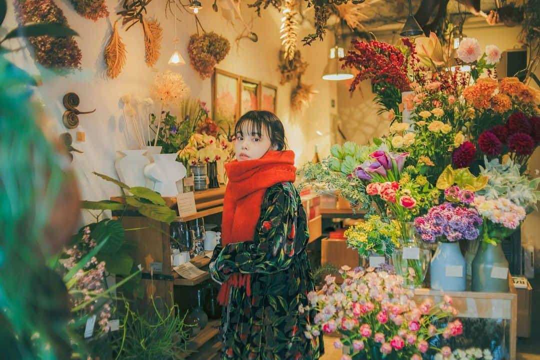 福田瞳さんのインスタグラム写真 - (福田瞳Instagram)「豪徳寺にあるお花屋さん🌼 ハッカニブンノイチさんにて📸@8.1.2flower  . . . @ayamiotsu ちゃんとお散歩中、お花を買ったときに撮影させていただきました♡ 色とりどりの綺麗でかわいいお花たちとレコードたち☺︎ 本当に素敵なお店なのです☺︎  そして、あやみちゃんめっちゃ絵になる〜✨❤️」12月3日 19時26分 - fukudahitomi610