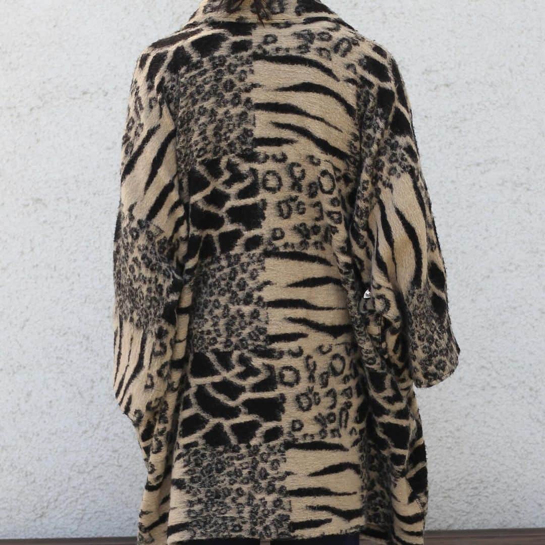 SANKAKUさんのインスタグラム写真 - (SANKAKUInstagram)「.1980s mohair leopard silver buckle half coat - - - - - これ見つけた時痺れました。 レオパード柄のオンパレードでブロックチェック。しかも毛足の長いモヘア混紡生地。  特筆すべきはシルバーバックルのデザイン。袖下が空間が空いていてかっこいい！  さらには袖下のバックルを外してフロントのバックルに付け替えるとローブのようになってとても可愛いです！  リバーシブル仕様ではないですがリバーシブルにしても相当可愛いです！ おすすめ！ #古着」12月3日 19時26分 - otsu_tokyo