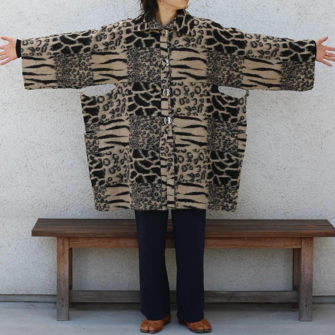 SANKAKUさんのインスタグラム写真 - (SANKAKUInstagram)「.1980s mohair leopard silver buckle half coat - - - - - これ見つけた時痺れました。 レオパード柄のオンパレードでブロックチェック。しかも毛足の長いモヘア混紡生地。  特筆すべきはシルバーバックルのデザイン。袖下が空間が空いていてかっこいい！  さらには袖下のバックルを外してフロントのバックルに付け替えるとローブのようになってとても可愛いです！  リバーシブル仕様ではないですがリバーシブルにしても相当可愛いです！ おすすめ！ #古着」12月3日 19時26分 - otsu_tokyo