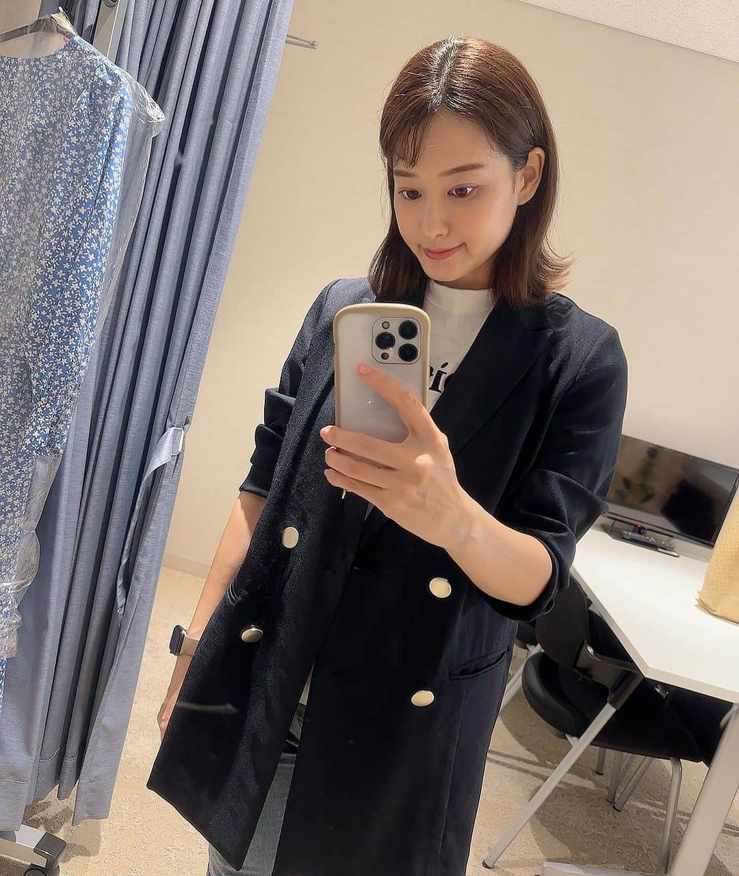 須貝茉彩のインスタグラム：「.  明日から少しずつですがお仕事復帰します👩🏻‍🦰  復帰後、初お仕事はモープラ🍌 ３ヶ月ぶりの生放送なんだけど、 楽しみと緊張が😇⚡️  📷写真は妊娠7、8ヶ月のときかな！ マタニティコーデもしっかり楽しんでいました🫶🏻 本当にあっという間の尊い時間だったなぁ👼 これからは育児とお仕事の両立をがんばります！  #産休  #お仕事復帰 #よろしくお願います #マタニティコーデ  #フリーアナウンサー #須貝茉彩」