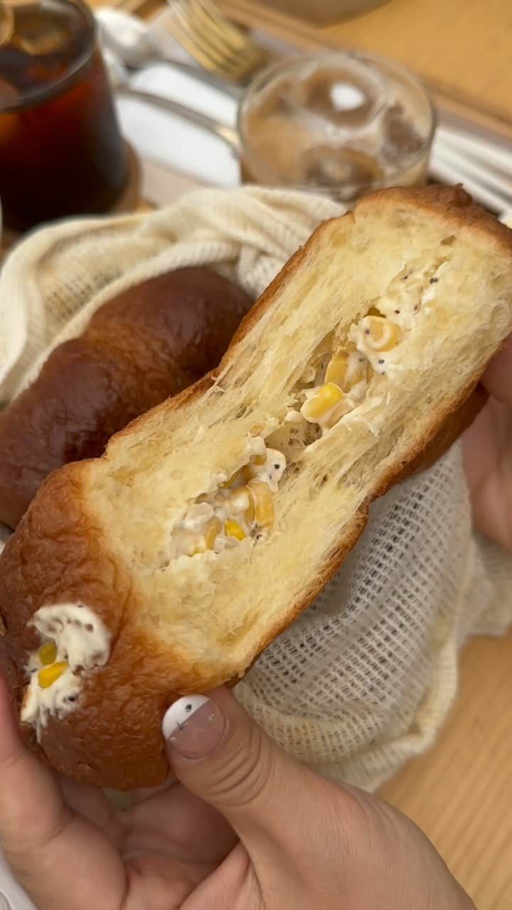 Mika Jimboのインスタグラム：「【ずっと食べたかった蒸しトースト】  🍞 @miltoasthouse 📍 Seoul/Ikseon-dong  イクソンドンにある古民家カフェ。 ずっと気になってた蒸しトーストのお店なんだけど、味も美味しかった🥹🫶  蒸しトーストはプレーンも美味しかったけど、中にコーンが入ってるやつが最高に美味しい🤤でも、さつまいももあったから次はそっち食べたい‼️  他の食べ物も全部美味しかったけど、わたしは普通のトーストのコーンが最高に好きだった🌽❤️  並ぶから朝イチ狙ったほうがいいよ🍞 日本にもできたらいいのに☺️  #ソウル#ソウル旅 #ソウル旅行#ソウルカフェ#ソウルフード#ソウルグルメ#韓国#韓国旅行#韓国グルメ #韓国カフェ#韓国情報 #韓国のうまいメシシリーズ」