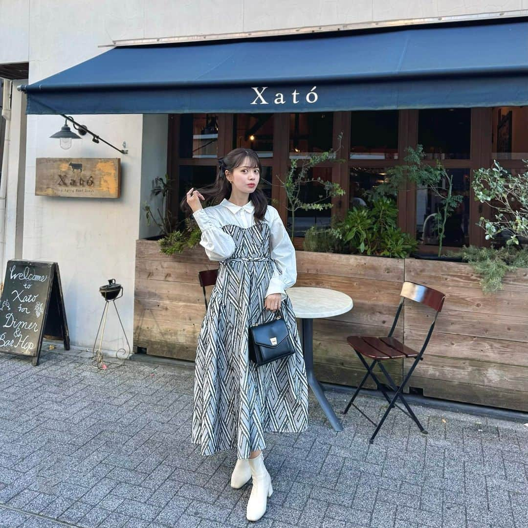 山崎春佳さんのインスタグラム写真 - (山崎春佳Instagram)「👜❤︎  先日の❕ お気に入りワンピにお気に入りバッグを初おろし✧ @unitedbase_official のだよん！ たくさん入るしかわいいしおすすめ🔥  この日は平田耕一先生の三味線弾き語りを聴きに家族で 御園座へ初めて行きました☺︎ 素敵だった〜！お琴の演奏もあって久々に弾きたくなっ ちゃった！(中高 琴、茶道部でした) 聴きながらお弁当を頂けるのも新鮮でした！  終わってからはママの妹里佳ちゃんと祖母と姉と The Loungeに🫖ゆっくりできました✨  #tbt #ootd #bag #unitedbase #御園座 #thelounge #teatime #名古屋カフェ #栄カフェ」12月3日 19時28分 - haruka_yamazaki