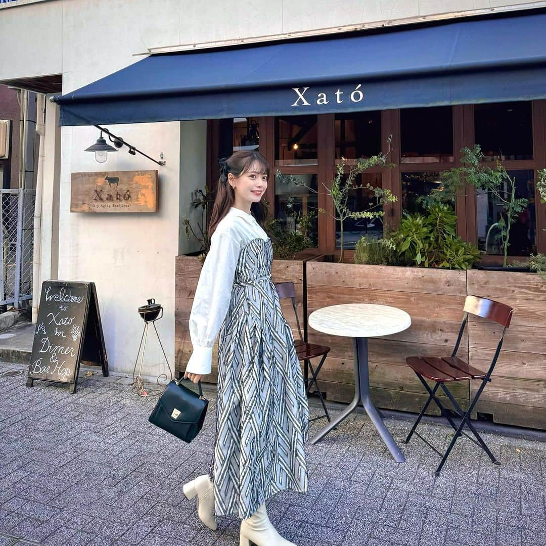 山崎春佳のインスタグラム：「👜❤︎  先日の❕ お気に入りワンピにお気に入りバッグを初おろし✧ @unitedbase_official のだよん！ たくさん入るしかわいいしおすすめ🔥  この日は平田耕一先生の三味線弾き語りを聴きに家族で 御園座へ初めて行きました☺︎ 素敵だった〜！お琴の演奏もあって久々に弾きたくなっ ちゃった！(中高 琴、茶道部でした) 聴きながらお弁当を頂けるのも新鮮でした！  終わってからはママの妹里佳ちゃんと祖母と姉と The Loungeに🫖ゆっくりできました✨  #tbt #ootd #bag #unitedbase #御園座 #thelounge #teatime #名古屋カフェ #栄カフェ」