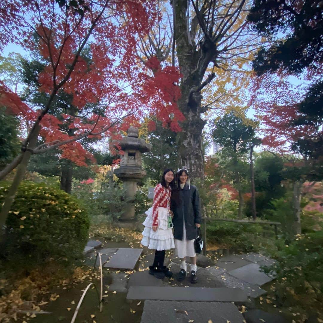 小藪奈央さんのインスタグラム写真 - (小藪奈央Instagram)「. Autumn leaves with @susanfangofficial & @bananafoggy 🍁  大好きなブランドのSusan Fangが来日してて皆で根津美術館に展示を見に行ったよ。 Susanのコレクションは何回かスタイリングでかりてて、先シーズンパリの展示会で初めて会えた🤍 とてもピュアな可愛い子です！ Please come back to Japan soon!!」12月3日 19時29分 - nao_now