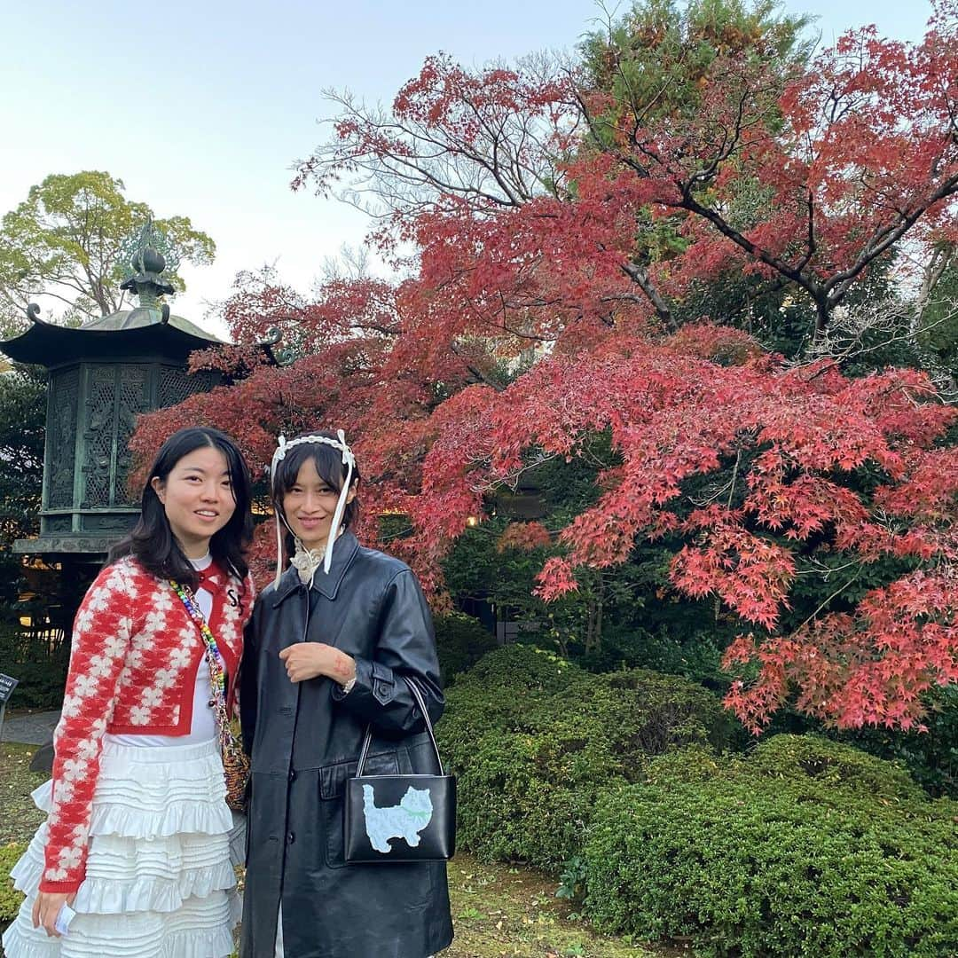 小藪奈央のインスタグラム：「. Autumn leaves with @susanfangofficial & @bananafoggy 🍁  大好きなブランドのSusan Fangが来日してて皆で根津美術館に展示を見に行ったよ。 Susanのコレクションは何回かスタイリングでかりてて、先シーズンパリの展示会で初めて会えた🤍 とてもピュアな可愛い子です！ Please come back to Japan soon!!」