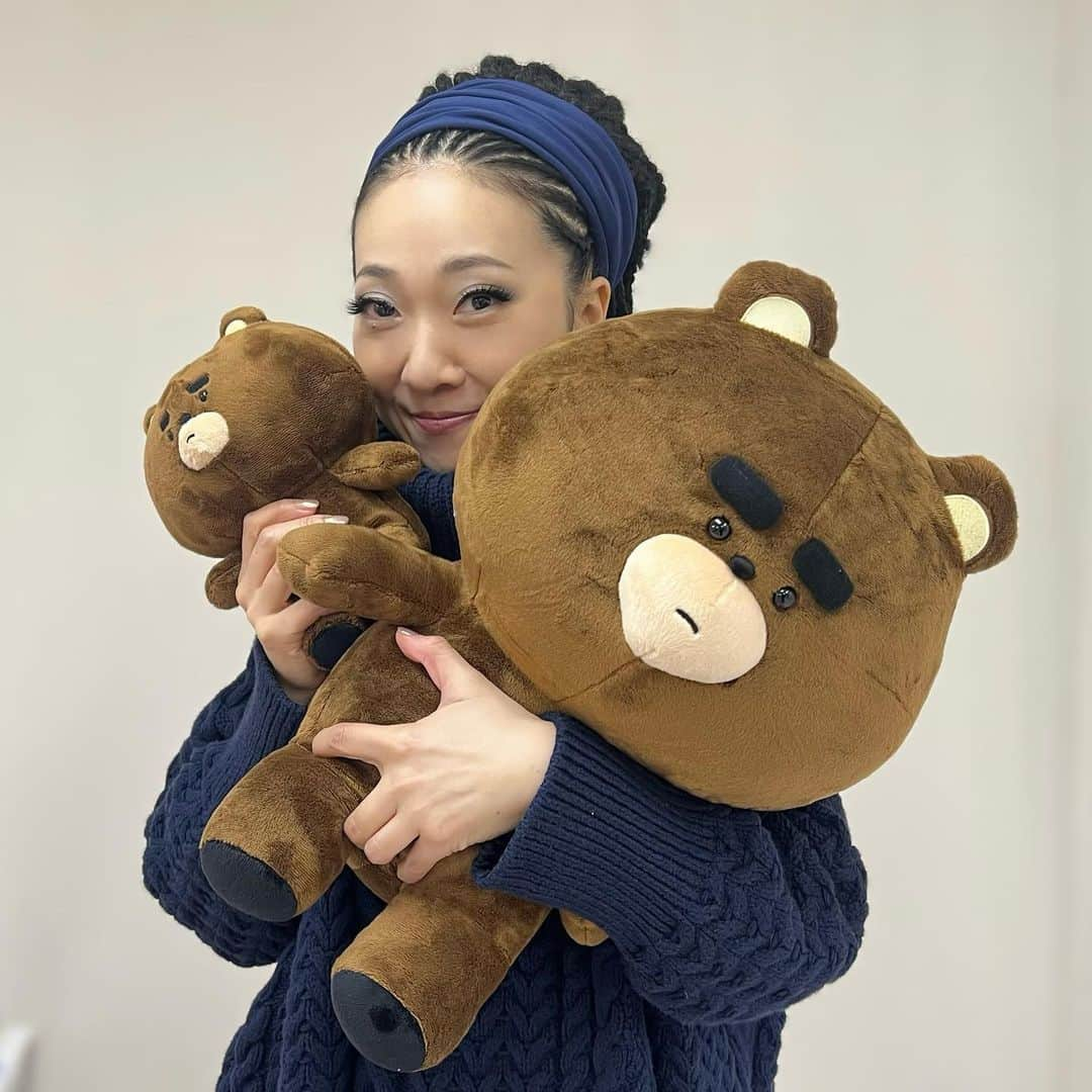 MISIAのインスタグラム：「⠀ 25th Anniversary MISIA 星空のライヴⅫ Starry Night Fantasy  真駒内セキスイハイムアイスアリーナ公演が終演いたしました♪ (楽屋にあったやべーべやと🧸)  なんと23年ぶりの真駒内でのライブ😳  1日目にはライブ直後の会場から 「ベストアーティスト2023」にも出演いたしました！  ご来場くださった皆さまありがとうございました💫  #MISIA #25thAnniversary #MISIA星空のライヴⅫ #StarryNightFantasy #次回はセキスイハイムスーパーアリーナ」