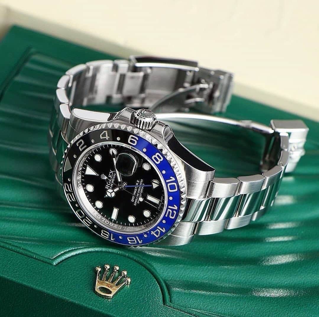 Daily Watchのインスタグラム：「The Batman 🔵⚫️ Rolex GMT-Master II on oyster bracelet ref 116710BLNR. Photo by @rolexdiver」