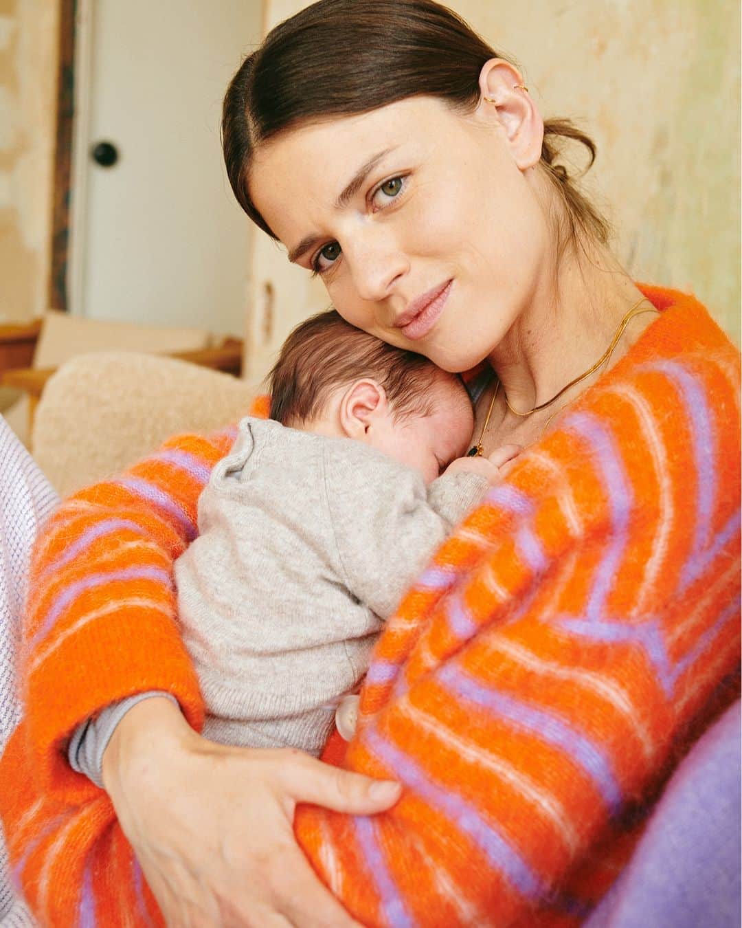 アメリカンビンテージのインスタグラム：「Gala in the warmth of Alice's arms and the softness of our Tyji cardigan 🧡 Slide for more pictures with Karin - family portrait!    #americanvintage #love #mommy #family」