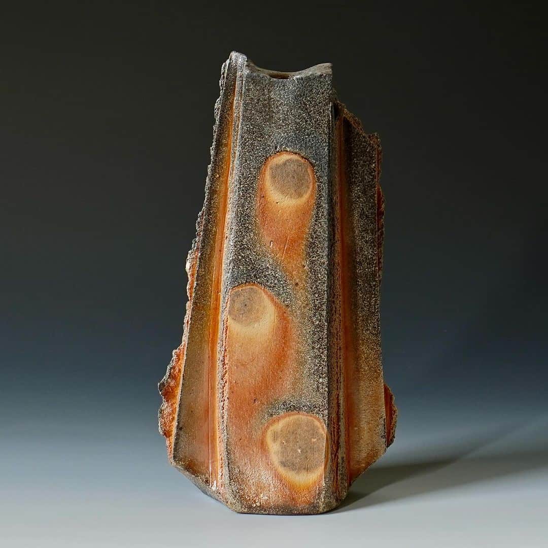 佐竹晃のインスタグラム：「Wood fired vase. www.akirasatake.com or link in my bio. . #akirasatakeceramics #clay  #asheville  #gallerymugen  #陶芸 #陶芸家  #佐竹晃 #ceramics #pottery #vase #ikebana #japanese #japanesepottery #tougei」