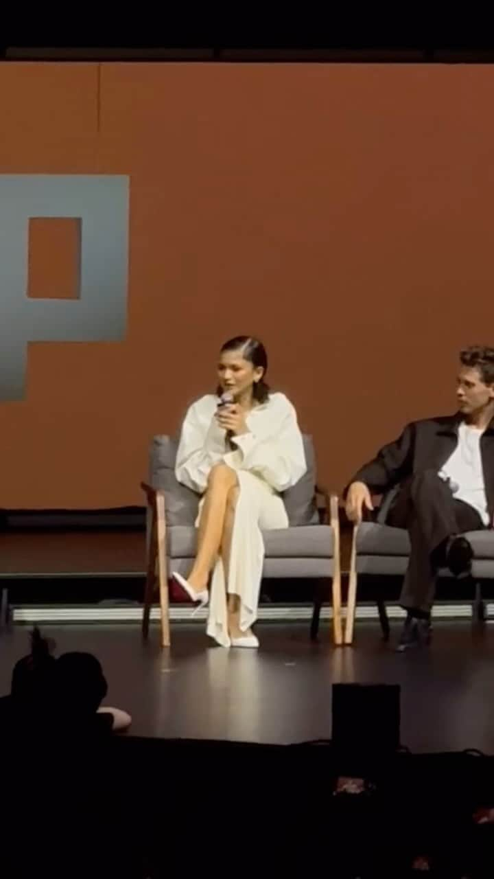 Hugo Glossのインスタグラム：「Florence Pugh, Zendaya, Timothée Chalamet e Austin Butler estão no palco da #CCXP23 e a gente não tá sabendo lidar com o surto! Esses quatro são tanta areia pro nosso caminhãozinho que formaram uma #Duna! 😮‍💨 Kkkk HAJA BELEZA, HEIN?!」