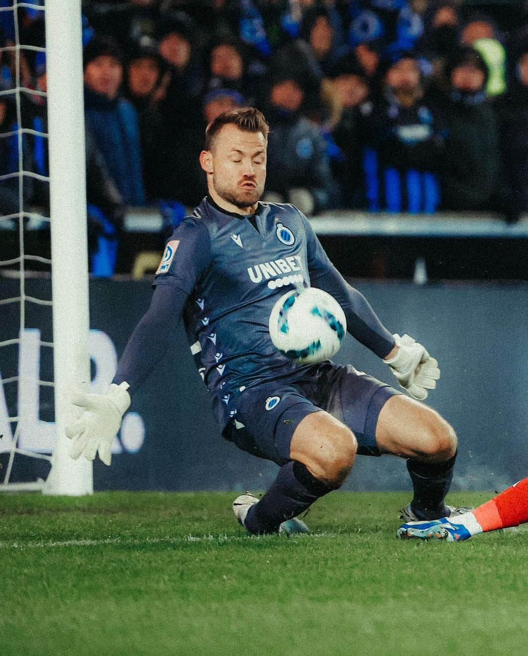 シモン・ミニョレさんのインスタグラム写真 - (シモン・ミニョレInstagram)「Step by step moving forward. We Are Bruges.👊🏻🔵⚫ #BluvnGoan」12月4日 5時14分 - 22mignolet22