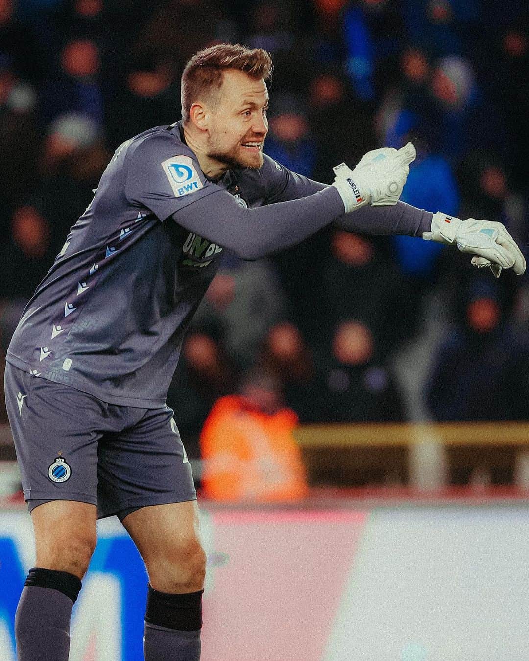 シモン・ミニョレさんのインスタグラム写真 - (シモン・ミニョレInstagram)「Step by step moving forward. We Are Bruges.👊🏻🔵⚫ #BluvnGoan」12月4日 5時14分 - 22mignolet22