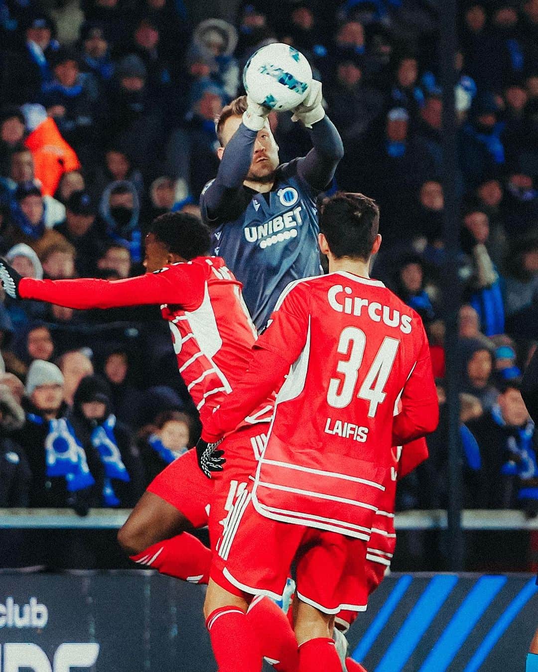 シモン・ミニョレさんのインスタグラム写真 - (シモン・ミニョレInstagram)「Step by step moving forward. We Are Bruges.👊🏻🔵⚫ #BluvnGoan」12月4日 5時14分 - 22mignolet22