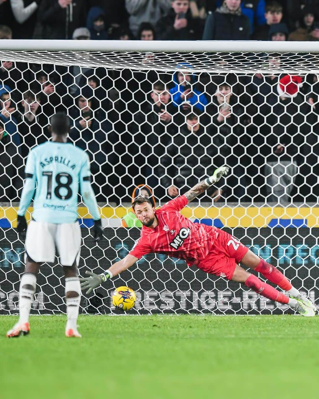 ベン・ヘイマーのインスタグラム：「A pivotal moment in yesterday’s win from @benhamer1987 🧤   #AccessDenied | @surfshark」