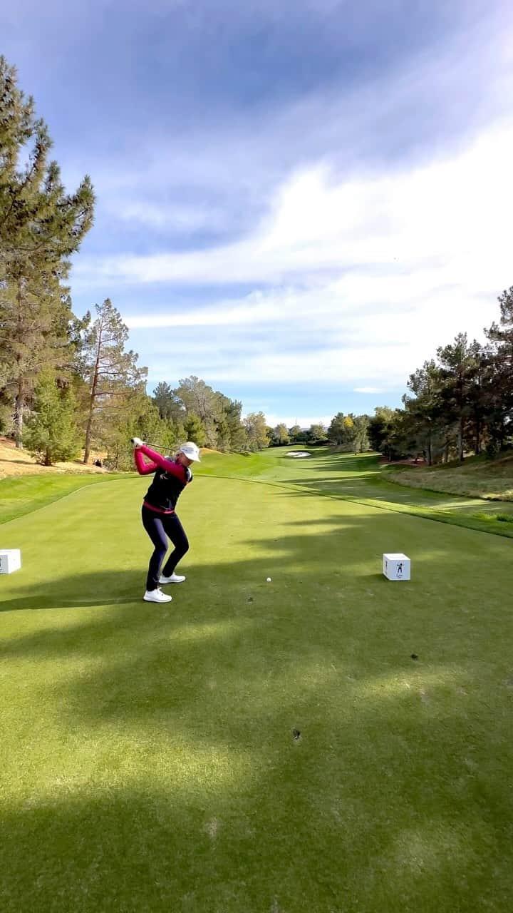 ブレア・オニールのインスタグラム：「Couple swings from yesterday playing in @markwahlberg Celebrity Invitational benefitting his Youth Foundation at #ShadowCreek ⛳️ and of course some fun with @kelleyjamesmusic 🎶 👌🏼🏌🏼‍♀️   #MWYFCelebrityInvitational #lasvegas #blaironeal #blaironealgolf #vegas #shadowcreek」