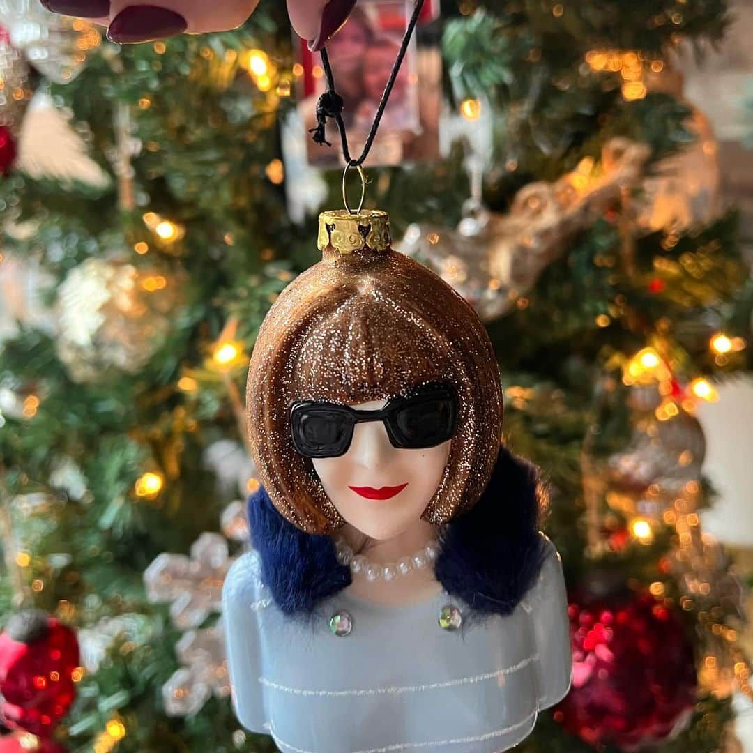 ジェイミー・アレクサンダーさんのインスタグラム写真 - (ジェイミー・アレクサンダーInstagram)「Went to buy my annual Christmas ornament and immediately turned into a 6 year old! SANTA!!! 🎅🏻🤩🙌🏻」12月4日 5時38分 - jaimiealexander