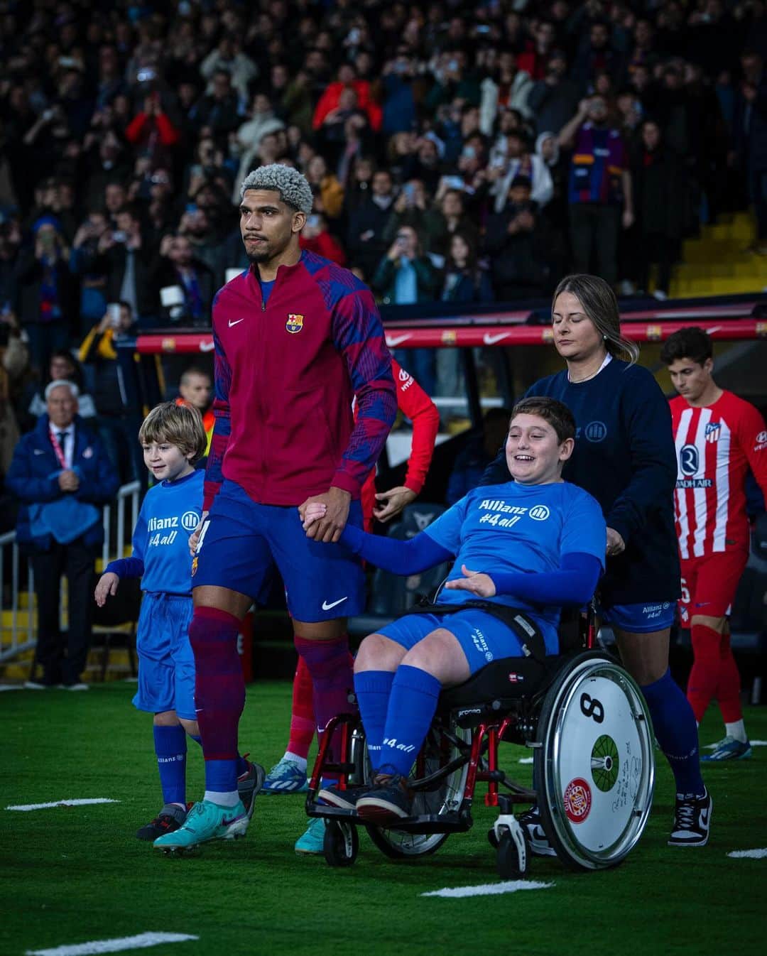 のインスタグラム：「𝗜𝗡𝗖𝗟𝗨𝗦𝗜𝗢𝗡. 𝗜𝗦. 𝗜𝗡. 𝗢𝗨𝗥. 𝗛𝗔𝗡𝗗𝗦. Celebrating the International Day of Persons with Disabilities 🤝  @fundaciofcb | #4all #Celebration4all」