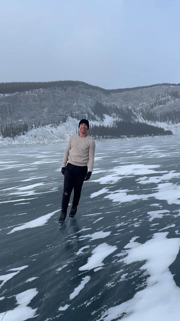 ブライス・シューダックのインスタグラム：「Windy, moody, days of wild ice. I love every minute of being out there.   Filmed by @alexeimorita   #wildice #figureskating #spraylakes #canmore #kananaskis #frozenlake」